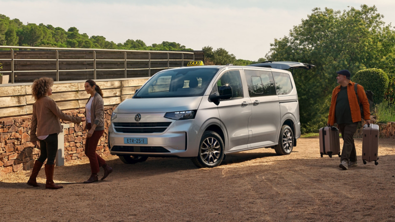 Volkswagen e-Transporter Kombi Taxi die net een aantal mensen op hun bestemming heeft afgezet