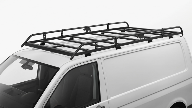 Zwart stalen imperiaal gemonteerd op het dak van een witte Volkswagen bedrijfswagen tegen een witte achtergrond.