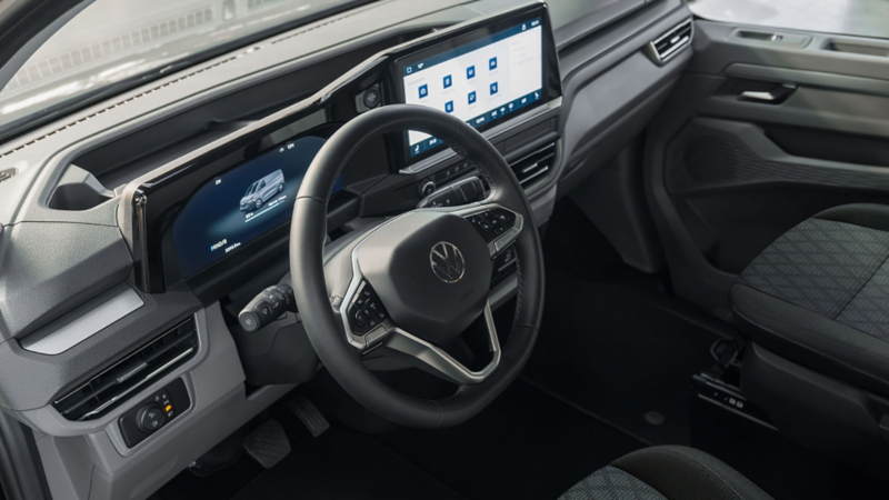 Dashboard van de Volkswagen Transporter Kombi eHybrid toCargo met een digitaal instrumentenpaneel, multifunctioneel stuur en groot touchscreen.