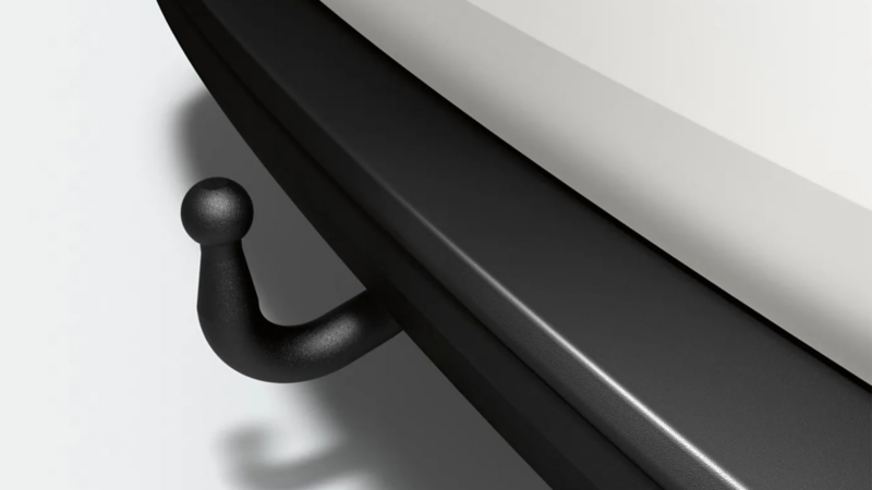 Detailopname van een zwarte, vaste trekhaak gemonteerd onder de bumper van een bedrijfswagen.