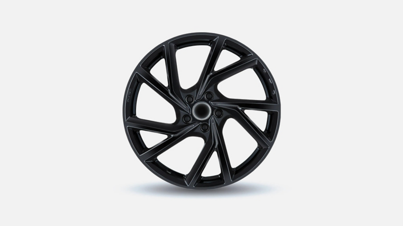 Hoogglans zwarte lichtmetalen velg met een turbine-ontwerp voor een Volkswagen Caddy.