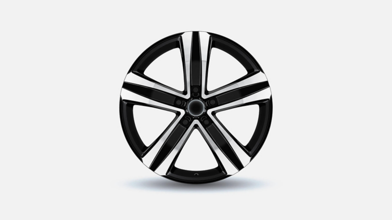 Zwart gepolijste lichtmetalen velg met een 5-spaaks design voor een Volkswagen Crafter.