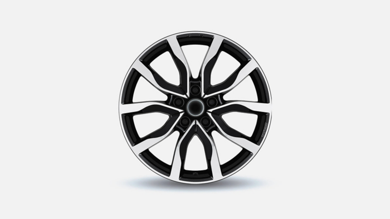 Zwart gepolijste lichtmetalen velg met een golvend spaakdesign voor een Volkswagen ID. Buzz Cargo.