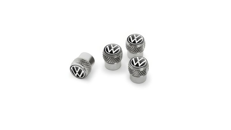 Set van vier chromen ventieldoppen met het zwarte Volkswagen-logo.