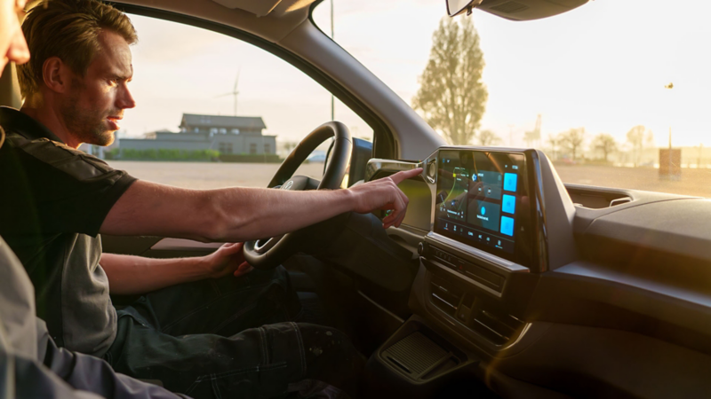 Persoon achter het stuur in de nieuwe e-Transporter