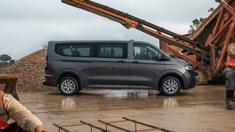 Nieuwe Volkswagen e-Transporter Kombi op bouwplaats