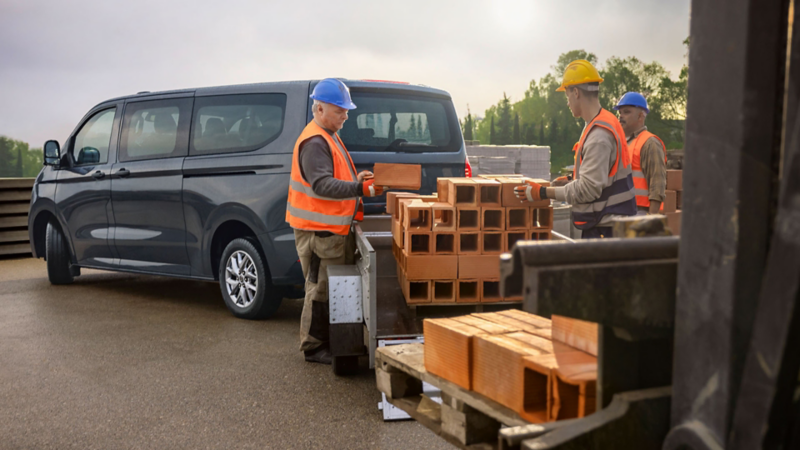 Nieuwe Volkswagen e-Transporter Kombi die geladen wordt met pallets