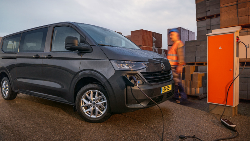 Nieuwe Volkswagen e-Transporter Kombi op bouwplaats aangesloten op de lader