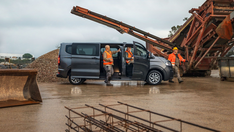 De nieuwe Volkswagen e-Transporter Kombi op een bouwplaats met bouwvakkers