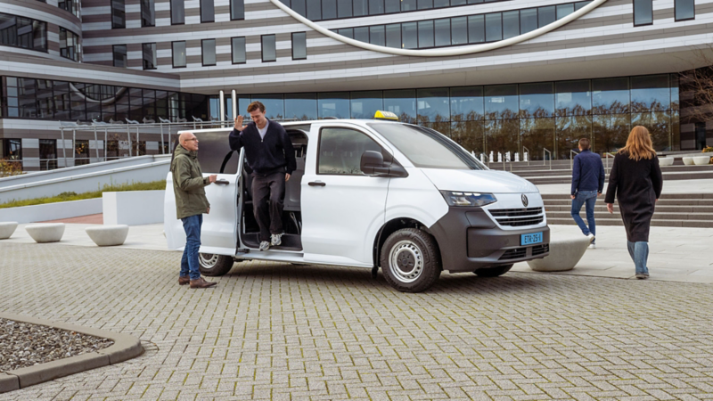 Volkswagen e-Transporter Kombi Taxi die net een aantal mensen op hun bestemming heeft afgezet