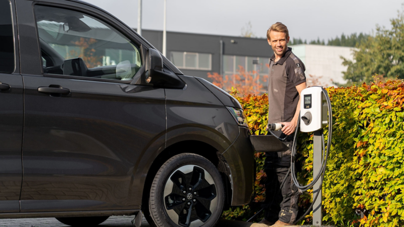 De nieuwe e-Transporter met klusjesman die laadkabel aansluit