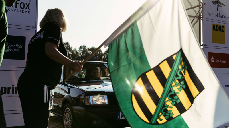 Zum Start der Sachsen Classic 2019 in Dresden wird die sächsische Landesflagge geschwenkt