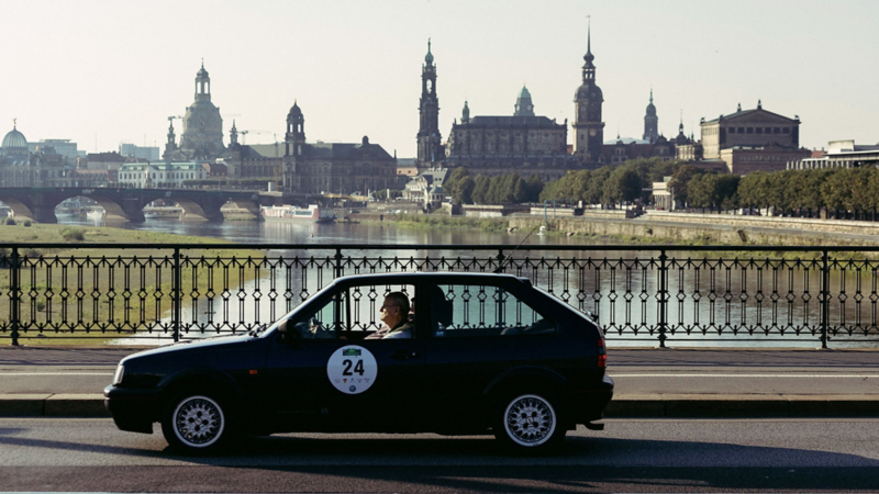 Ehemaliger VW Konzernchef Carl H. Hahn fährt im VW Polo G40 über eine Brücke in Dresden