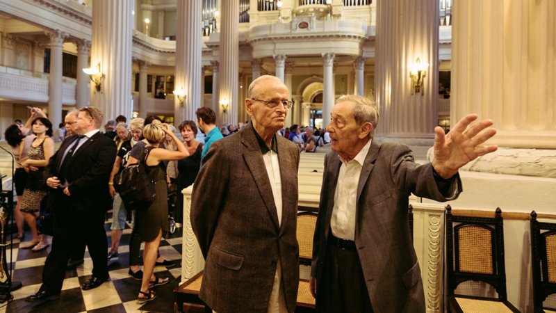 Carl H. Hahn (l.) im Gespräch mit Pfarrer Friedrich Magirius