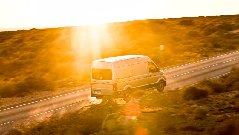 Volkswagen Crafter i motljus.