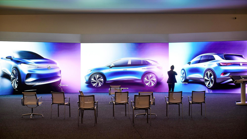 Neue Volkswagen Designs werden auf großen Leinwände projiziert 