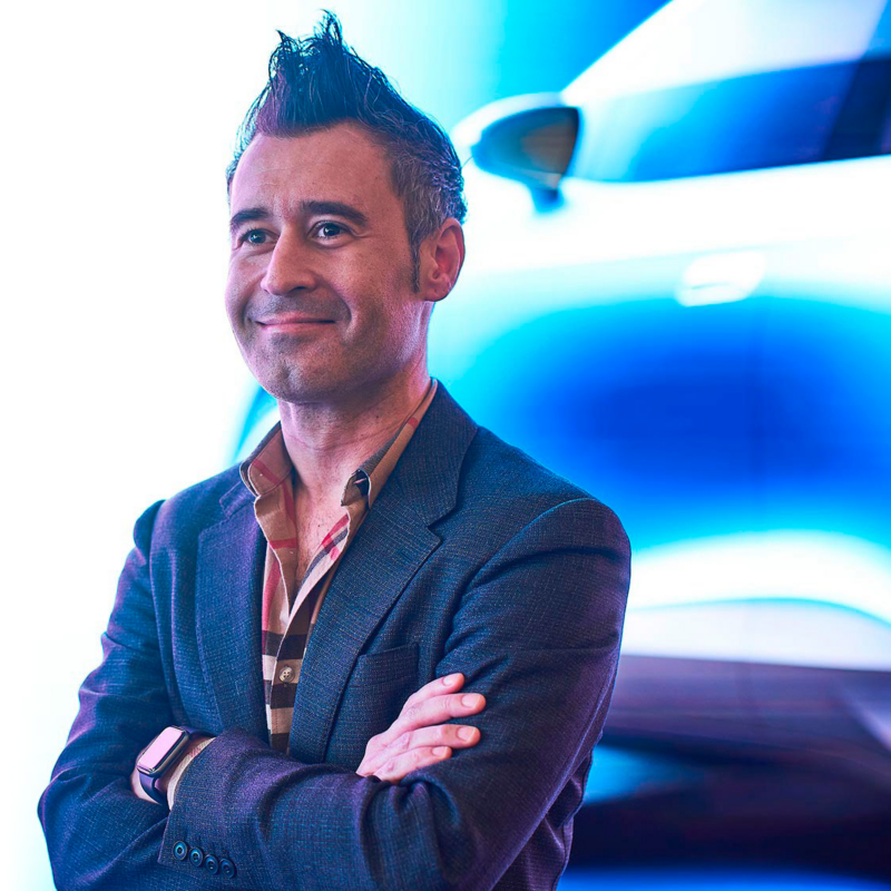 Marco Pavone, Leiter Design Exterieur der Marke Volkswagen, lächelnd mit verschränkten Armen