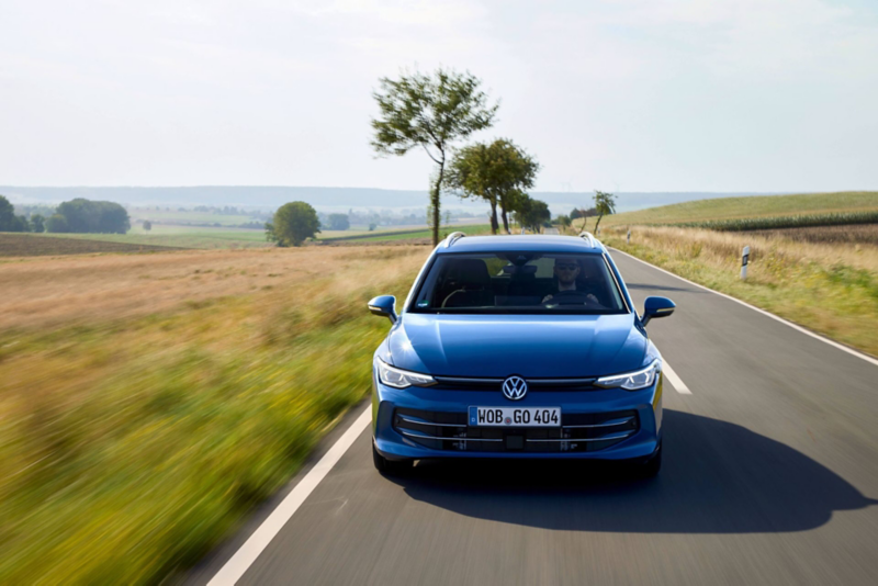 Niebieski Volkswagen Golf Variant wzięty w wynajem długoterminowy