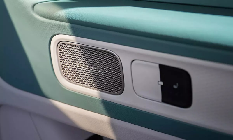 Detailbeeld van het harman/kardon audiosysteem in de ID. Buzz