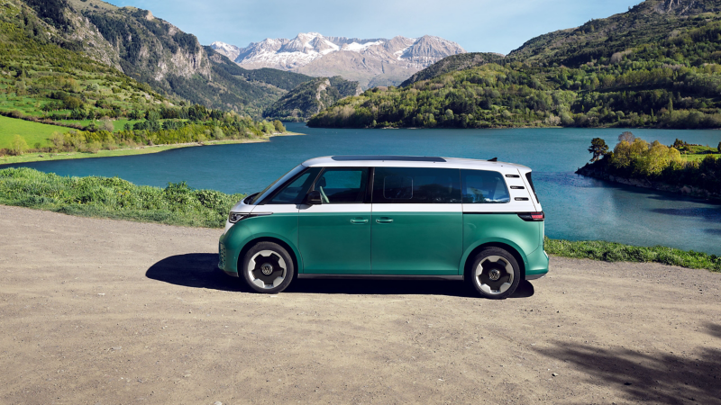 ID. Buzz geparkeerd naast een meer