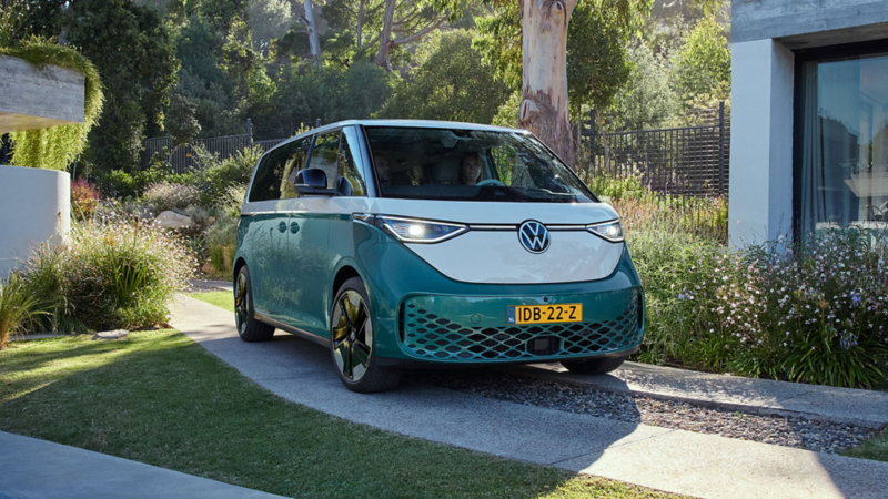 ID. Buzz die de oprit van een huis oprijdt