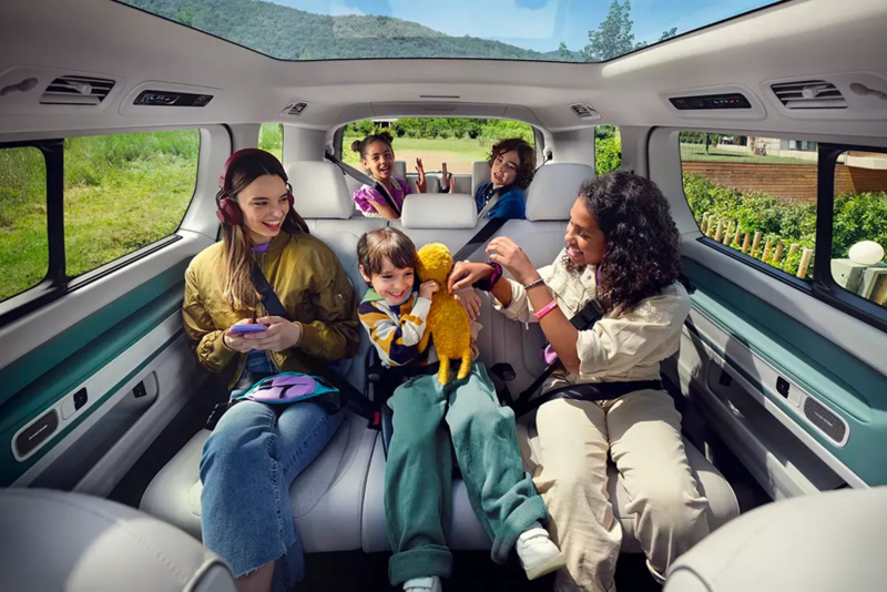 Interieurbeeld van de ID. Buzz met een gezin op de achterbank