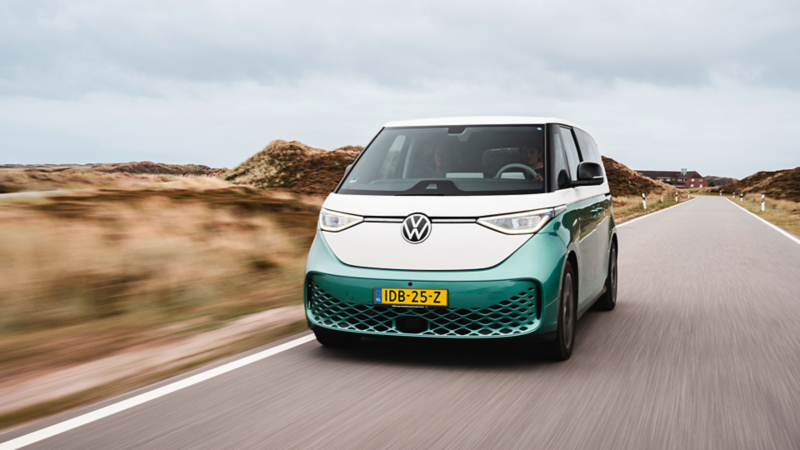 Rijdende ID. Buzz Cargo op de snelweg in Nederland