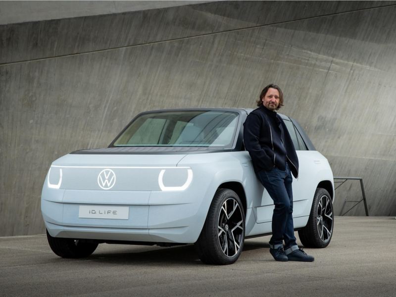 Το Volkswagen ID. Life, δίπλα από το οποίο φωτογραφίζεται ο Jozef Kabaň, Επικεφαλής Σχεδιασμού στη Volkswagen.