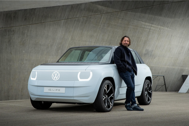 Το Volkswagen ID. Life, δίπλα από το οποίο φωτογραφίζεται ο Jozef Kabaň, Επικεφαλής Σχεδιασμού στη Volkswagen.