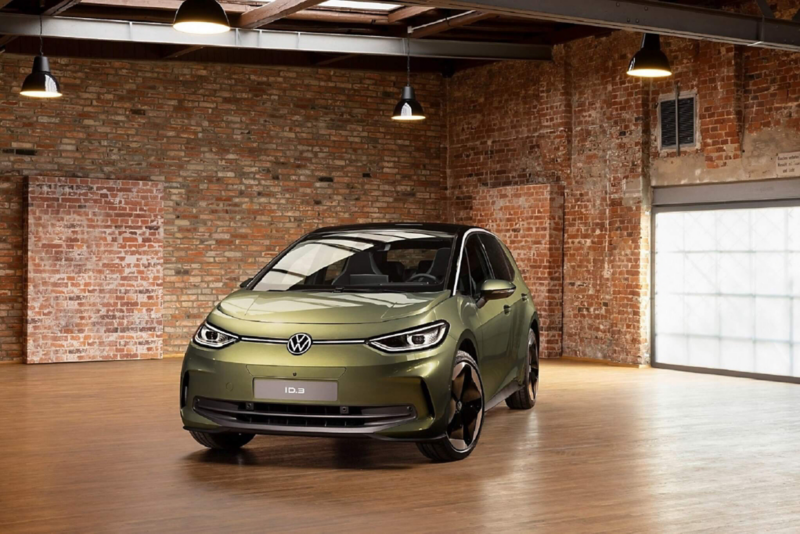 Λήψη ενός VW ID.3 σε "Dark Olivine Green Metallic", σε μια εκθεσιακή αίθουσα 