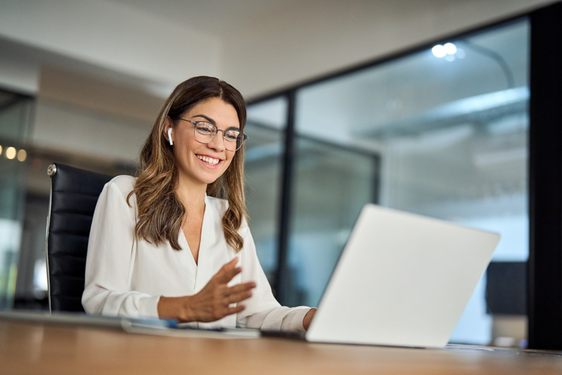 Junge Frau führt über einen Laptop ein Onlinegespräch