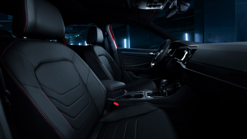 Jetta GLI 2020 de Volkswagen con diseño dinámico equipado con frenos abs en ambiente nocturno