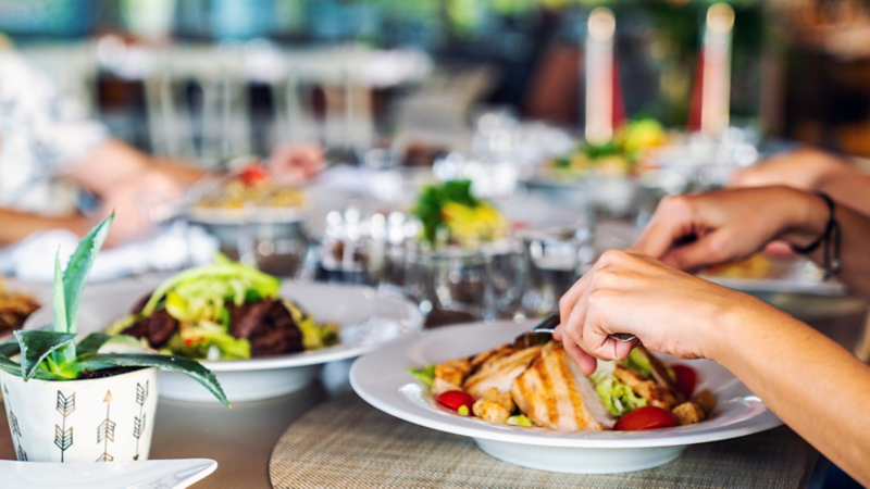 Mehrere Personen an einer Dinner-Tafel