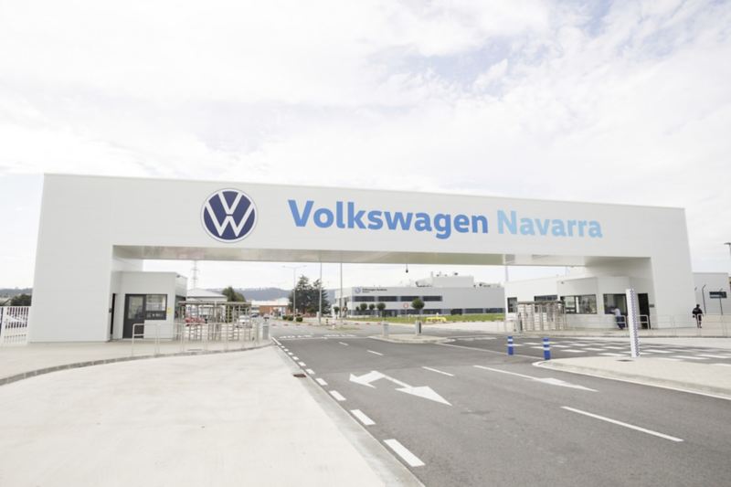 Einfahrt zum Volkswagen Werk in Pamplona, Spanien