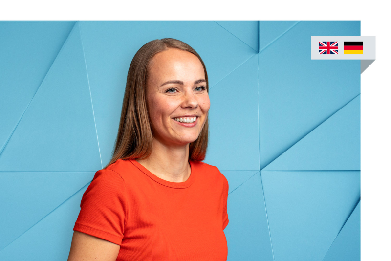 Portrait von Volkswagen Recruiterin Annika, rechts zwei kleine Flaggen: englisch, deutsch