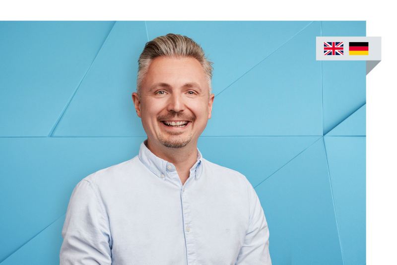 Portrait von Volkswagen Recruiter Jan, rechts zwei kleine Flaggen: englisch, deutsch