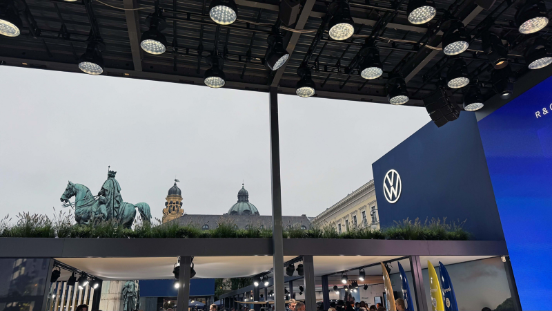 Blick auf den Volkswagen Stand der IAA mit Blick auf historische Gebäude von München