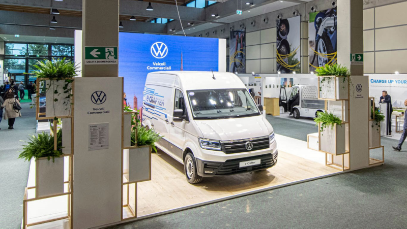 Un e-Crafter Volkswagen in mostra alla fiera "Key Energy" del 2019 tenutasi a Rimini.