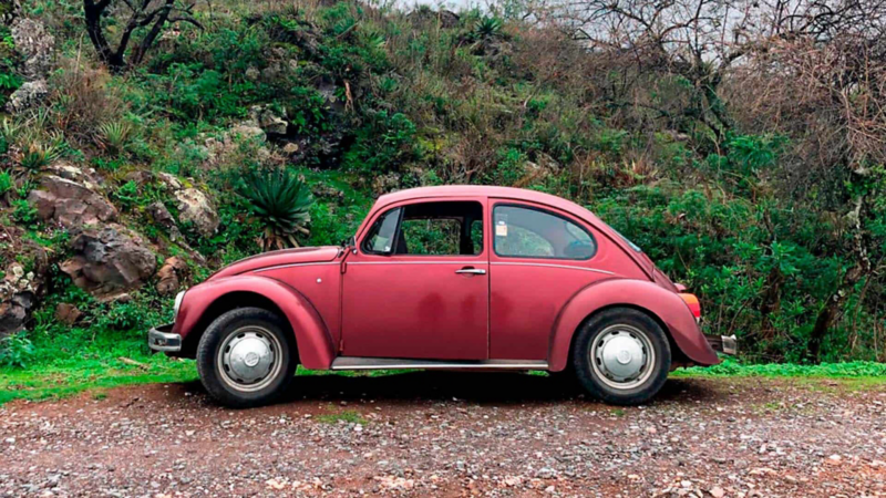 Imagen de vocho rojo Volkswagen modelo 2000 en paraje del estado de Morelos.