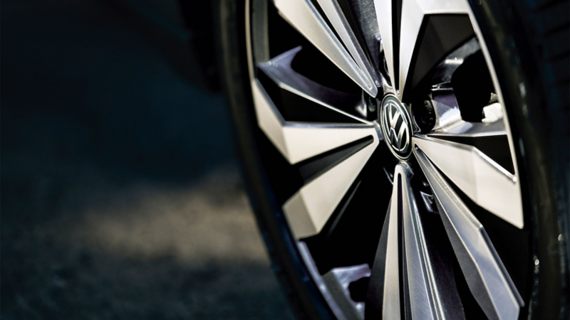 Imagen de llanta de Volkswagen dentro de texto que recomienda cuándo cambiar una llanta.