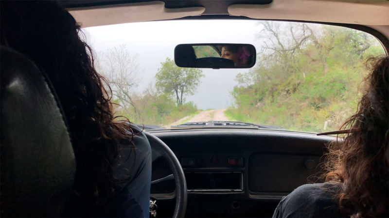 Fotografía del interior de Vocho Volkswagen manejado por Irene, su propietaria.