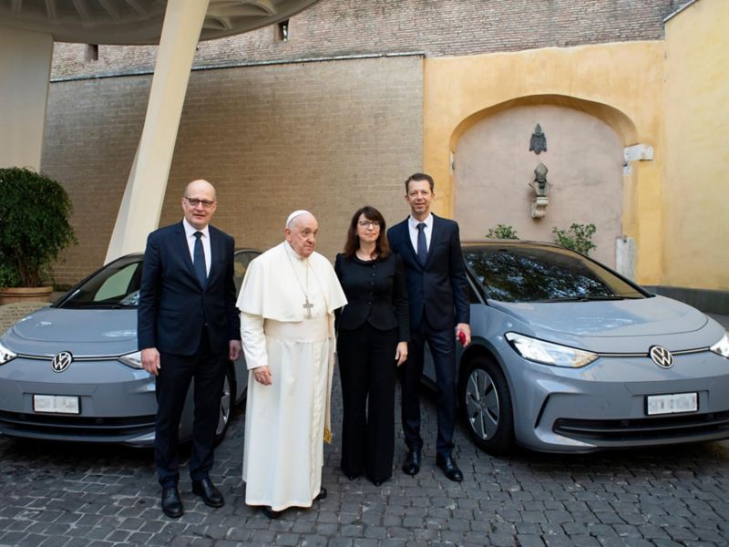 Παράδοση ηλεκτρικών αυτοκινήτων VW ID. στο Βατικανό από την Volkswagen Group