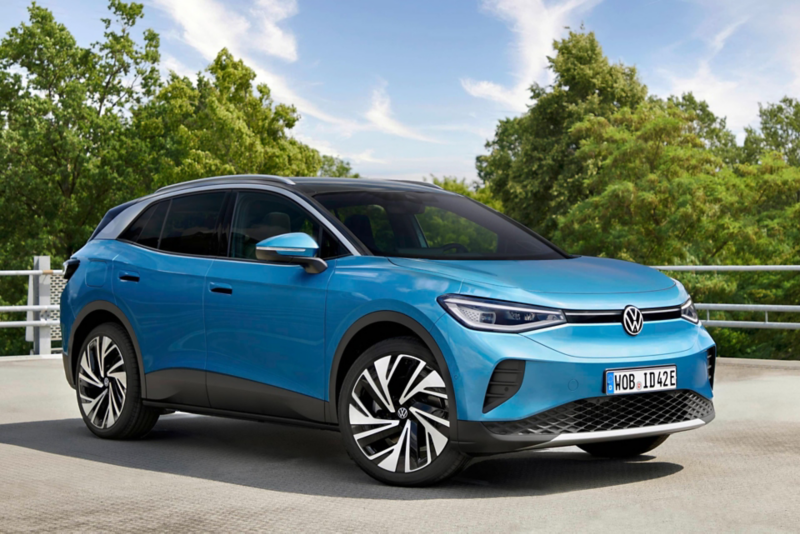 Elektryczny Volkswagen ID. 4 w kolorze niebieskim na tle drzew