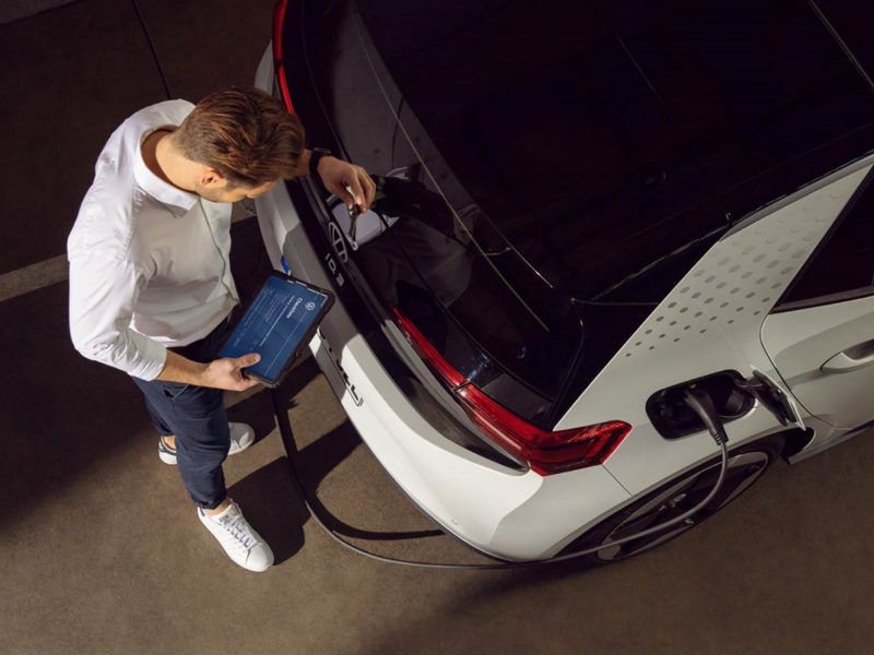 Volkswagen service medewerker controleert een ID3 met een tablet