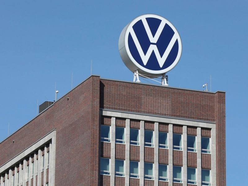 Άποψη κτηρίου Volkswagen. Διακρίνεται έντονα το λογότυπο VW στο πάνω μέρος του.