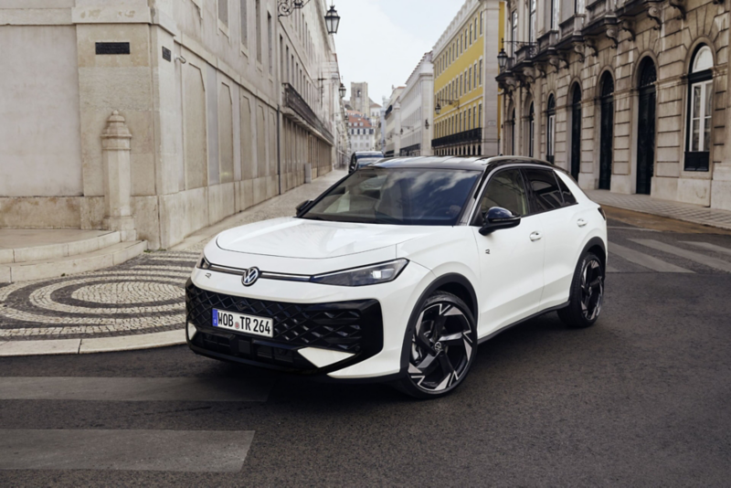 Biały Volkswagen T-Roc jeżdżący po mieście