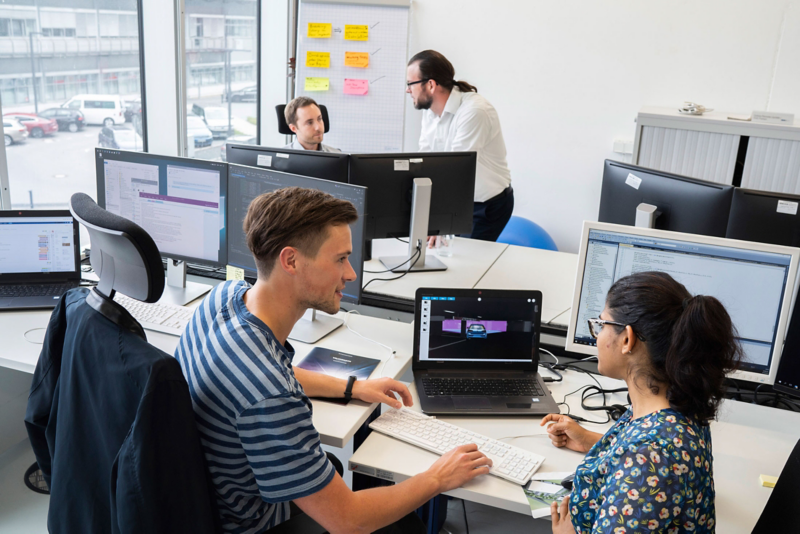 Mitarbeiter der Volkswagen IT im Büro