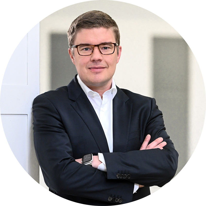 Volkswagen Nutzfahrzeuge Vorstand Karl Bernqvist, lächelnd, mit verschränkten Armen