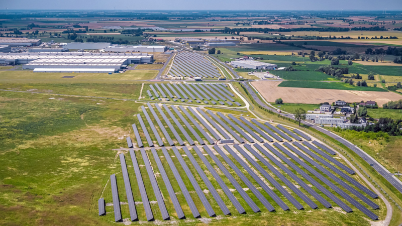 Photovoltaik-Park am Volkswagen Werk Września und umgebende Landschaft