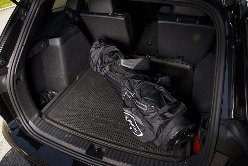 En golfbag ligger i bagageutrymmet på Petters Tayron